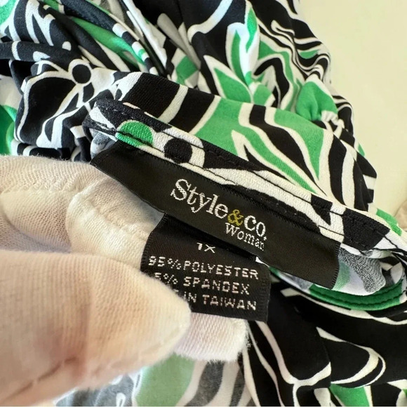 Style & Co || Women’s  Kelly Green and Black Floral Drapey Blouse 1X - Picture 7 of 10